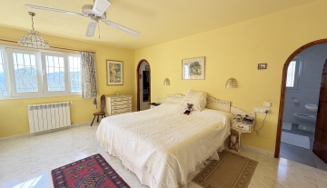Resa estates ibiza for sale te koop villa huis zwembad san jose bedroom yellow.jpeg